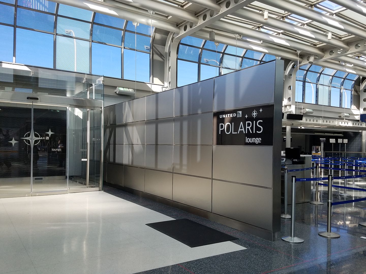 inside-united-s-gorgeous-new-polaris-lounge-in-chicago-view-from-the-wing